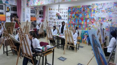Pansiyonda kalan öğrencilere yönelik düzenlenen akrilik boya kursu, hem sanatsal