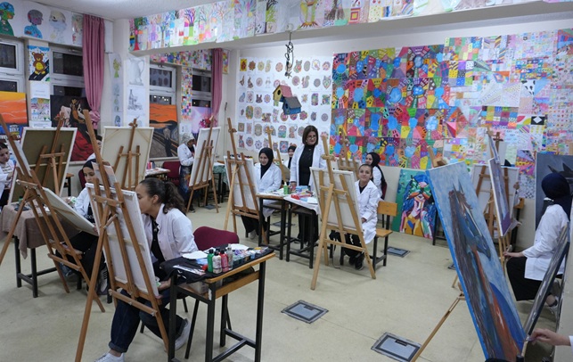 Pansiyonda kalan öğrencilere yönelik düzenlenen akrilik boya kursu, hem sanatsal