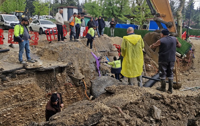 Kahramanmaraş’ın Dulkadiroğlu ilçesinde meydana gelen içme suyu hattı arızası nedeniyle