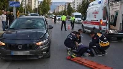 Kahramanmaraş’ın Onikişubat ilçesinde yolun karşısına geçmeye çalışan bir kadın, seyir