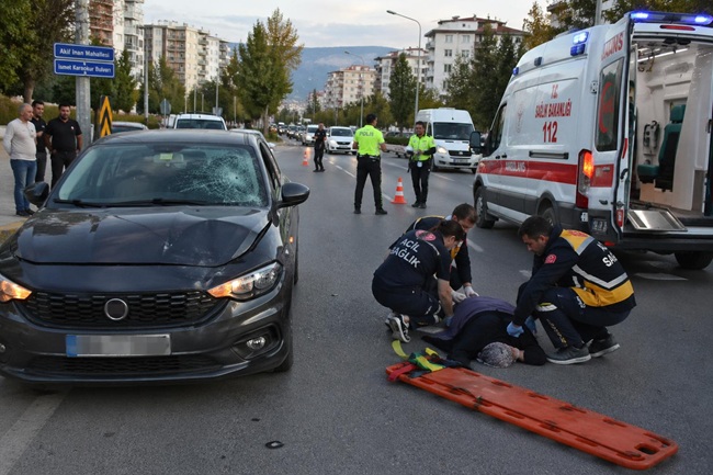 Kahramanmaraş’ın Onikişubat ilçesinde yolun karşısına geçmeye çalışan bir kadın, seyir