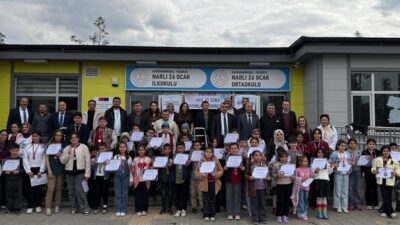 İlçe Milli Eğitim Müdürü Mehmet Kara, öğrencilerin heyecanına ortak oldu.