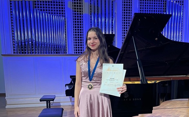 Genç piyanist Carmen Dilara Bağış,