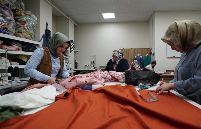 Büyükşehir Belediyesinin Meslek Edindirme Kursları’nda (KAMEK) bahar dönemi başladı. 26