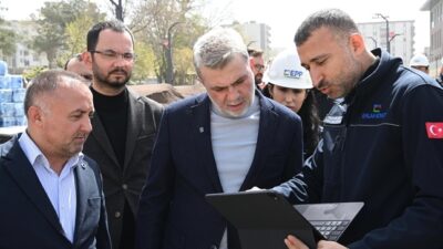 Şehir merkezinde yapımı devam eden kentsel tasarım alanlarını yerinde inceleyen