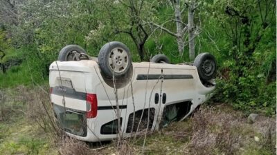 Kahramanmaraş’ın Dulkadiroğlu ilçesinde meydana gelen trafik kazasında, kontrolden çıkan hafif
