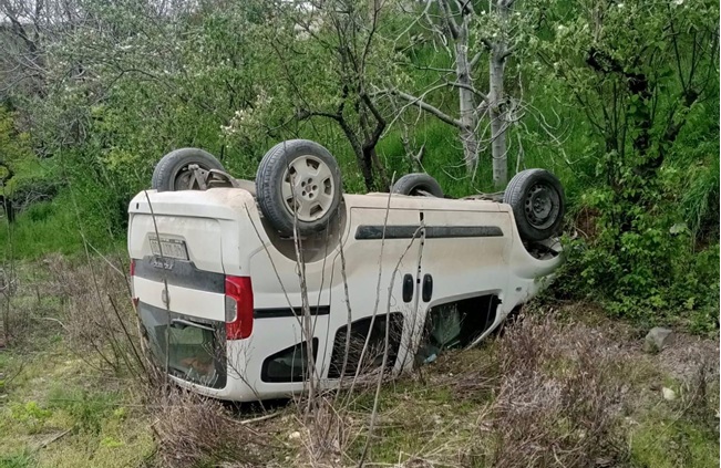 Kahramanmaraş’ın Dulkadiroğlu ilçesinde meydana gelen trafik kazasında, kontrolden çıkan hafif