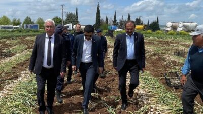 Pazarcık’ta 14 Mayıs Dünya Çiftçiler Günü dolayısıyla Narlı Mahallesi’nde sarımsak