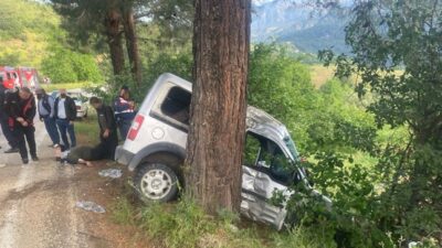 Kahramanmaraş’ta Andırın ilçesinde hafif ticari aracın ağaca çarpması sonucu 1’i