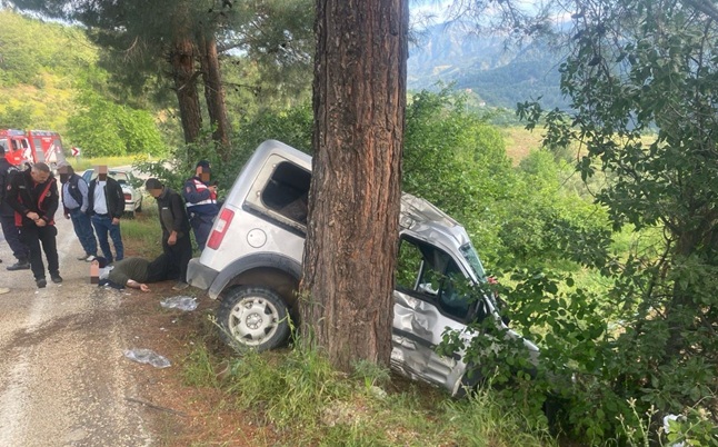 Kahramanmaraş’ta Andırın ilçesinde hafif ticari aracın ağaca çarpması sonucu 1’i