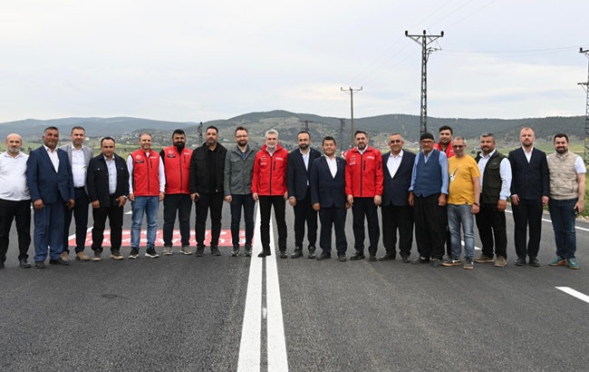 Dulkadiroğlu Elmalar Yolu’nda gerçekleştirilen asfalt çalışmalarını yerinde inceleyen Başkan Görgel,