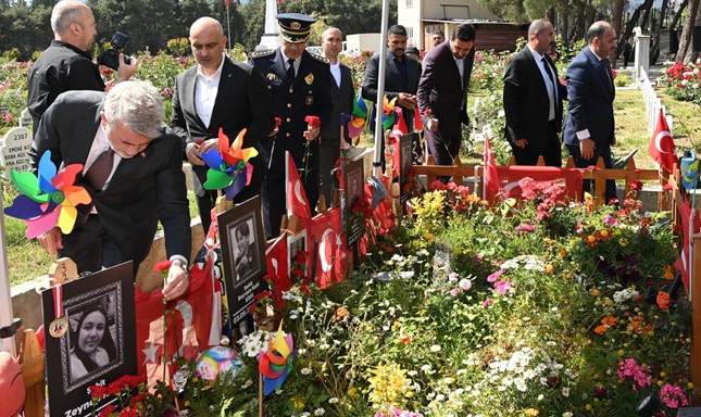 Aziz Şehitler ve Hayatını Kaybeden Öğrenciler Kabri Başında Dualarla Anıldı