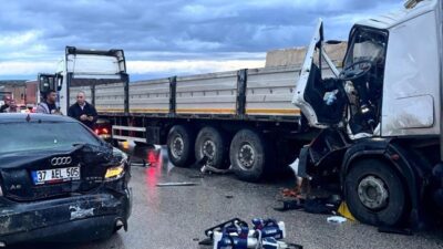 Kahramanmaraş-Gaziantep otoyolunda 13 aracın karıştığı zincirleme trafik kazasında 10 kişi