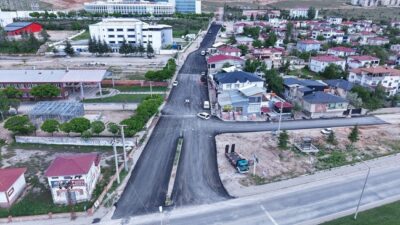 Büyükşehir Belediyesi, Elbistan’da devlet hastanesine ulaşım sağlayan İstiklal Caddesi’ni sıcak