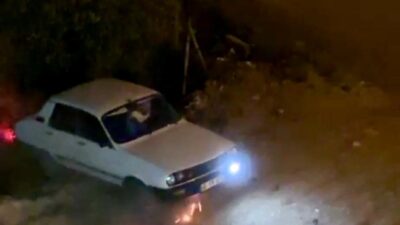 Kahramanmaraş’ın Onikişubat ilçesinde dönüş yapmak istediği sırada aracının arka tekerleri