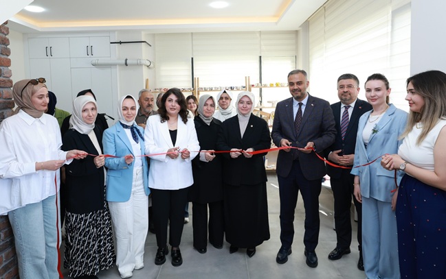 Onikişubat Belediyesi Kadın Emeği Seramik Atölyesi’nin eserleri görücüye çıktı Onikişubat