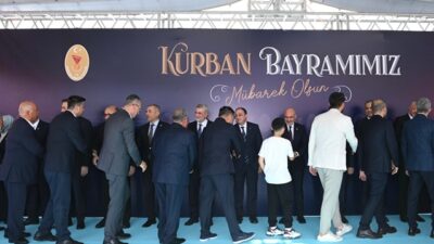 Milli İrade Meydanı’nda düzenlenen geleneksel bayramlaşma törenine katılan Başkan Görgel,