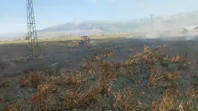 Kahramanmaraş’ın Dulkadiroğlu ilçesine bağlı Ferhuş Mahallesi’nde çıkan tarla yangını, mahalle
