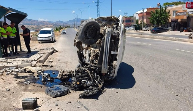 Kahramanmaraş’ın Onikişubat ilçesinde meydana gelen tek taraflı trafik kazasında otomobil