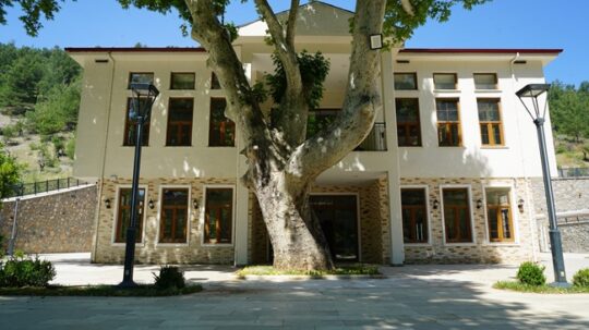 Şehrin En Eski Buluşma Noktası… Çınaraltı Çay Bahçesi’nde Çalışmalar Tamamlanıyor