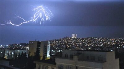 Kahramanmaraş’ın Andırın ilçesinde tarla sulama çalışması yaptığı sırada yıldırım isabet