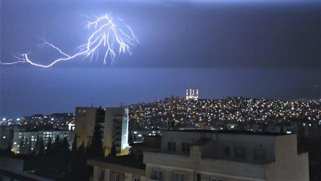Kahramanmaraş’ın Andırın ilçesinde tarla sulama çalışması yaptığı sırada yıldırım isabet