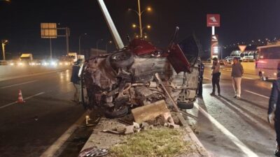 Kahramanmaraş’ta Feci Kaza: Otomobil Direğe Çarptı, 1’i Ağır 2 Yaralı