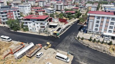 Büyükşehir Belediyesi, Dulkadiroğlu Aslanbey ve Egemenlik mahallelerinde sıcak asfalt mesaisini