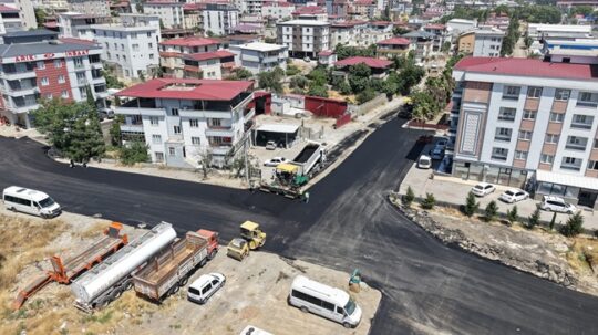 Büyükşehir Belediyesi, Dulkadiroğlu Aslanbey ve Egemenlik mahallelerinde sıcak asfalt mesaisini