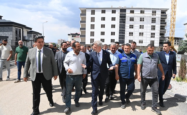 Büyükşehir Belediyesi tarafından Elbistan’da başlatılan yol çalışmalarını yerinde inceleyen Başkan
