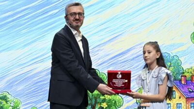 KAHRAMANMARAŞLI ESİLA NAZ ANDIZ TÜRKİYE ÜÇÜNCÜSÜ OLDU T.C. Cumhurbaşkanlığı İletişim