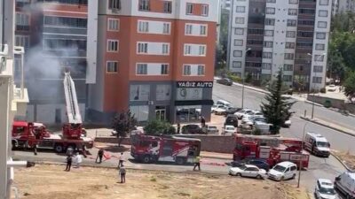 Kahramanmaraş’ın Onikişubat ilçesi Tekerek Mahallesi’nde bir apartman dairesinde çıkan yangında