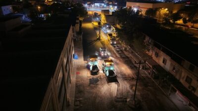 Büyükşehir Belediyesi, Toptancılar Sitesi’nde gece saatleri boyunca sıcak asfalt mesaisini