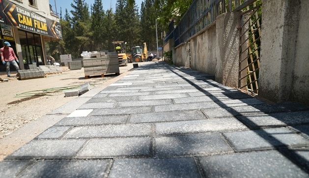 Girne Caddesi’nde Dönüşüm Sürüyor; Asfaltın Ardından Yürüyüş Yolları Yapılıyor Büyükşehir