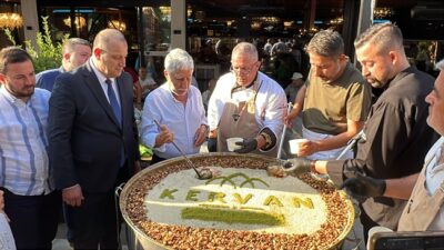 Alpedo Kervan Pastaneleri tarafından Muharrem ayı dolayısıyla düzenlenen aşure ikramı