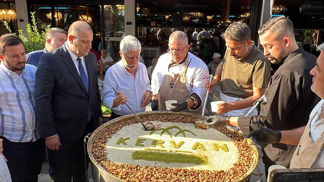 Alpedo Kervan Pastaneleri tarafından Muharrem ayı dolayısıyla düzenlenen aşure ikramı