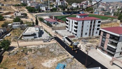 Büyükşehir Belediyesi, Pazarcık’ta sürdürdüğü asfalt seferberliği kapsamında Menderes ve 15