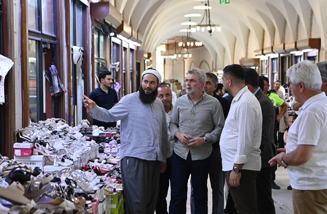 Büyükşehir Belediye Başkanı Fırat Görgel, Tarihi Kapalı Çarşı’da esnaf ve
