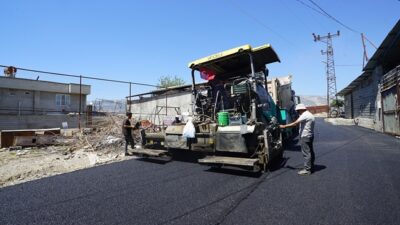 Büyükşehir Belediyesi, Dulkadiroğlu Gençosman Mahallesi’ndeki sıcak asfalt serimini kesintisiz şekilde