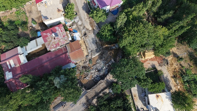 Büyükşehir Belediyesi, Türkoğlu ile Onikişubat sınırında bulunan Avşarlı Mahallesi’nde ulaşımda