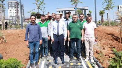 Onikişubat Belediye Başkanı Hanifi Toptaş, ilçenin farklı mahallelerinde yapımı ve