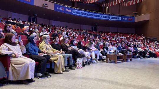 Büyükşehir Belediyesinin KPSS’ye hazırlanan gençlere yönelik düzenlediği Genel Tekrar Kampı,