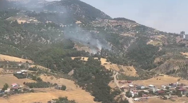 Kahramanmaraş’ın Onikişubat ilçesinde ormanlık alanda çıkan yangın, ekiplerin havadan ve