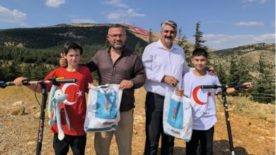 Scooterlarını bayrak sevgisi için sürdüler, zirvede dünyanın en büyük ay