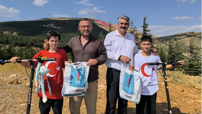 Scooterlarını bayrak sevgisi için sürdüler, zirvede dünyanın en büyük ay