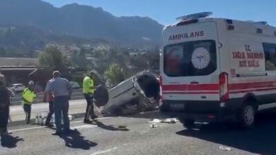 Kahramanmaraş’ın Göksun ilçesinde otomobilin kontrolden çıkarak plaka okuma direğine çarpması