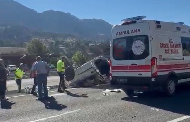 Kahramanmaraş’ın Göksun ilçesinde otomobilin kontrolden çıkarak plaka okuma direğine çarpması