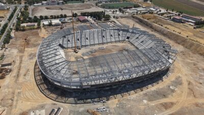 Şehrin spor altyapısına güç katacak yeni stadyum hızla yükseliyor. 17