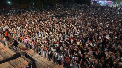 Büyükşehir Belediyesinin Geleneksel Ağustos Fuarı’nda Karadeniz müziğinin sevilen ismi Ekin