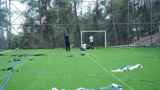Büyükşehir Belediyesi, şehir genelinde 31 halı sahayı gençlerin hizmetine sunarken,